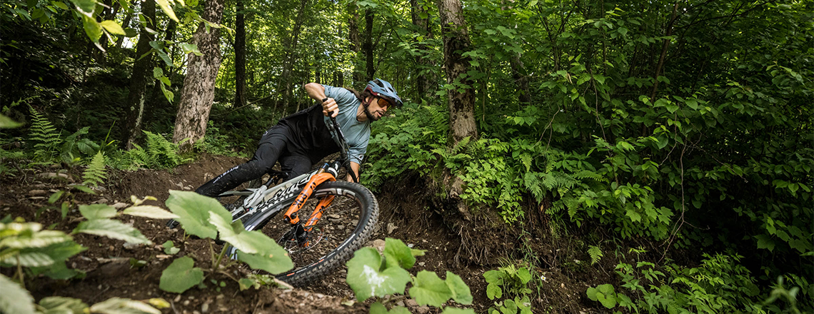 homme vélo de montagne