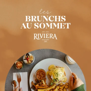 Assiette de brunch servie au Chalet du Sommet de Bromont avec vue sur les montagnes des Cantons-de-l’Est