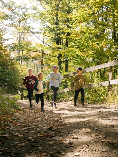 Rando_sans_trace-415x550 copie enfants qui courent sentier rando