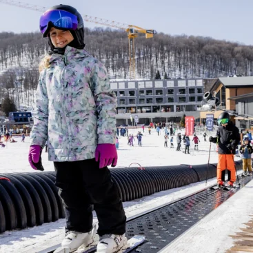 Petite fille sur tapis magique