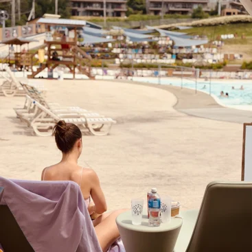Client in front of wave pool at Bromont Water Park