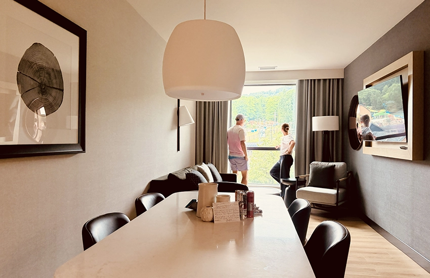 IMG-Blogue Camille DG 2-3col-850x550 Clients in the hotel room at Residence Inn by Marriott Bromont