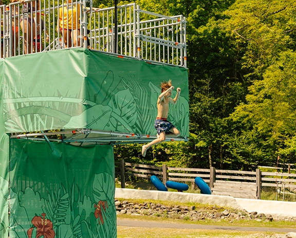 Parc Aquatique-Bromont montagne d'experiences-glissade d'eau la méga trempette